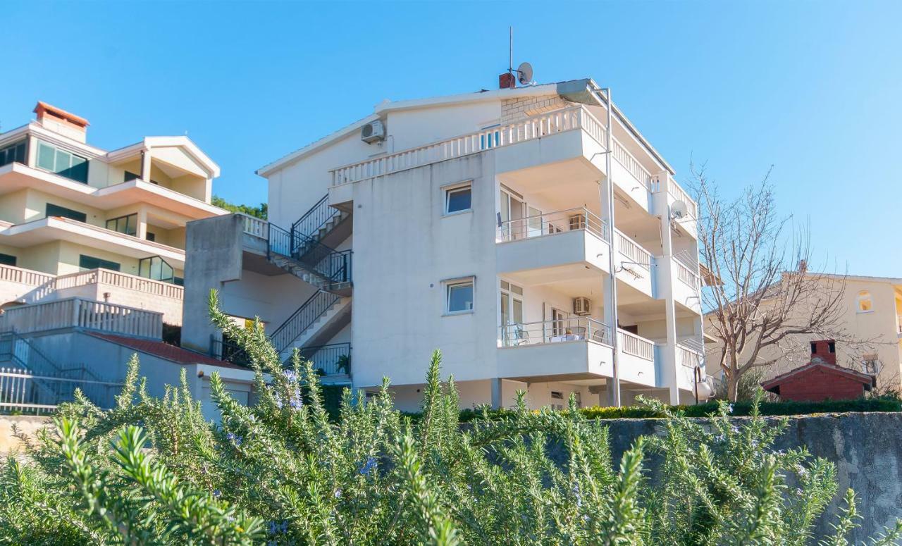 Apartment Ines 奥米什 外观 照片